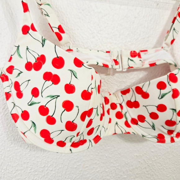 Good American Cherry Balconette Bikini Top Snow Cherries red white swim NEW NWOT - Picture 5 of 6